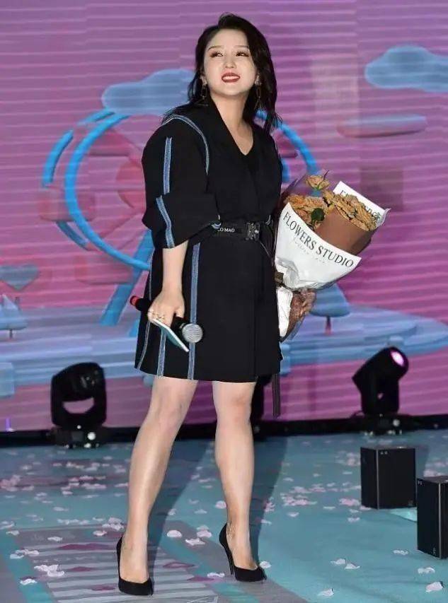 何洁走机场美回20岁!