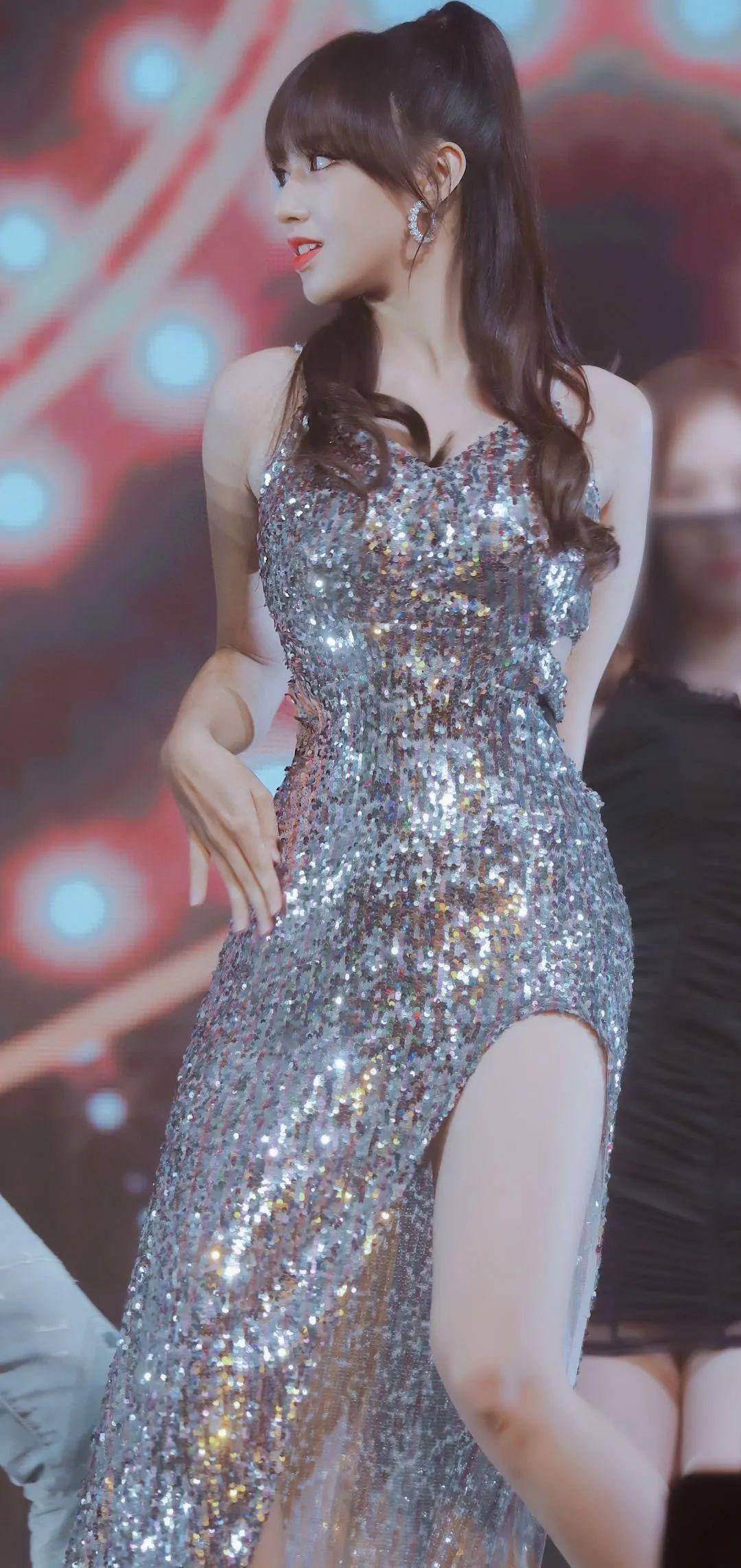 程潇在社交媒体上分享泳装照,曲线美堪称世界芭比