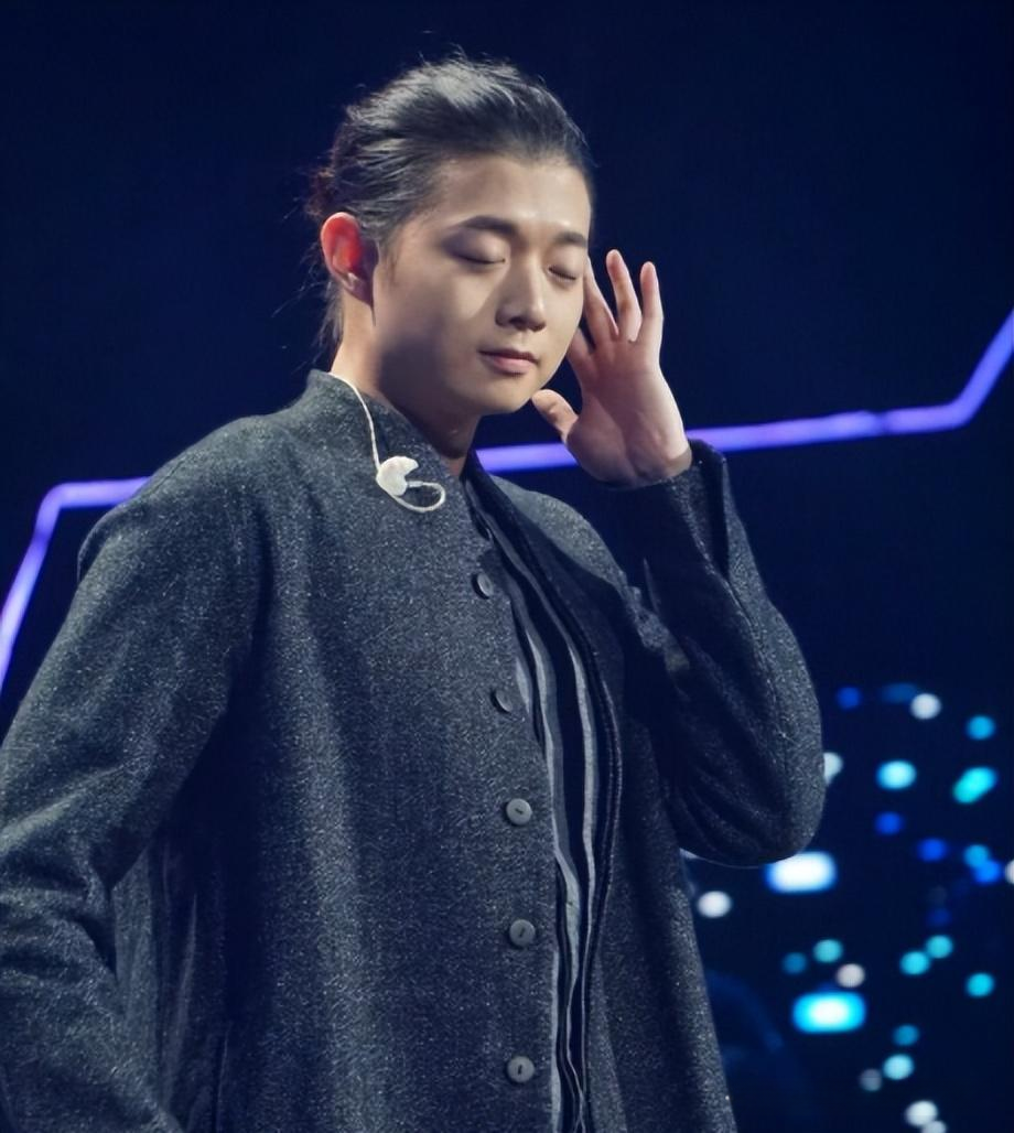 2021年8月,当时《披荆斩棘的哥哥》正在热播,当事人霍尊也在这档节目