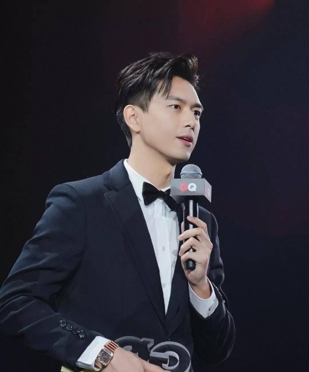 张若昀痞帅痞帅的,庆余年里演的真不错,很符合他的本身个性,戴着手表