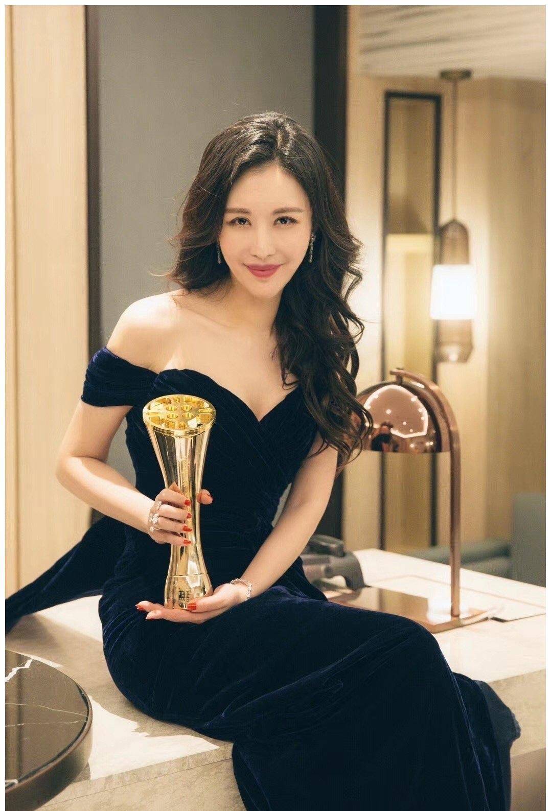 田朴珺真有贵妇范,紧身蕾丝裙秀出s曲线,难怪被王石宠成宝!