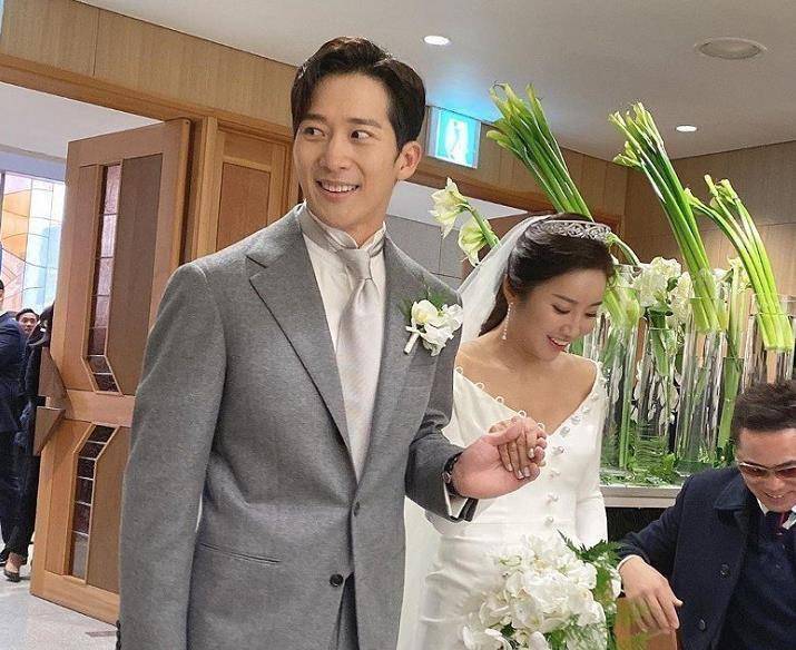 金泰熙胞弟夫妇婚后受访,李莞对妻子爱慕10年,望向其时满满爱意