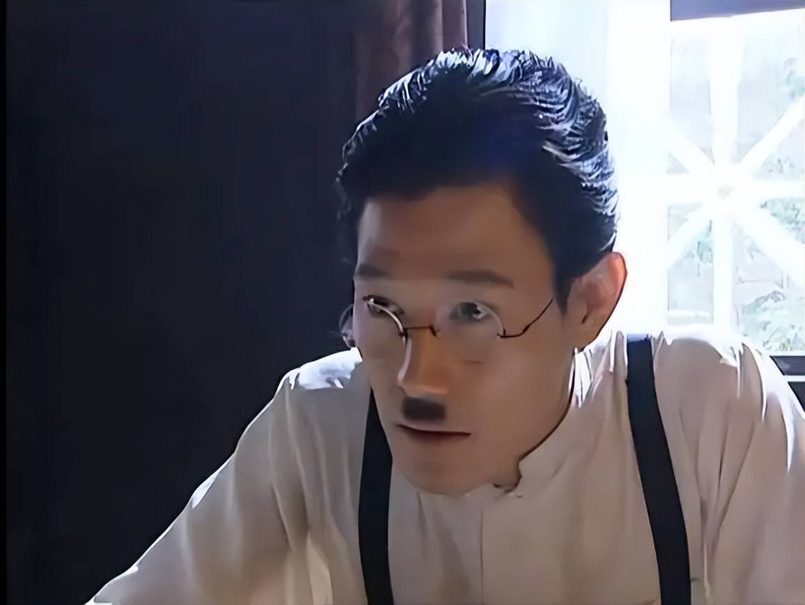 还留了日本人最爱的"卫生胡"2004年,矢野浩二出演了电视剧《小兵张嘎