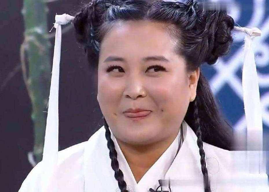 "阳光开朗"爱笑的女孩贾玲,暴瘦50斤,网友直呼:出个减肥教程