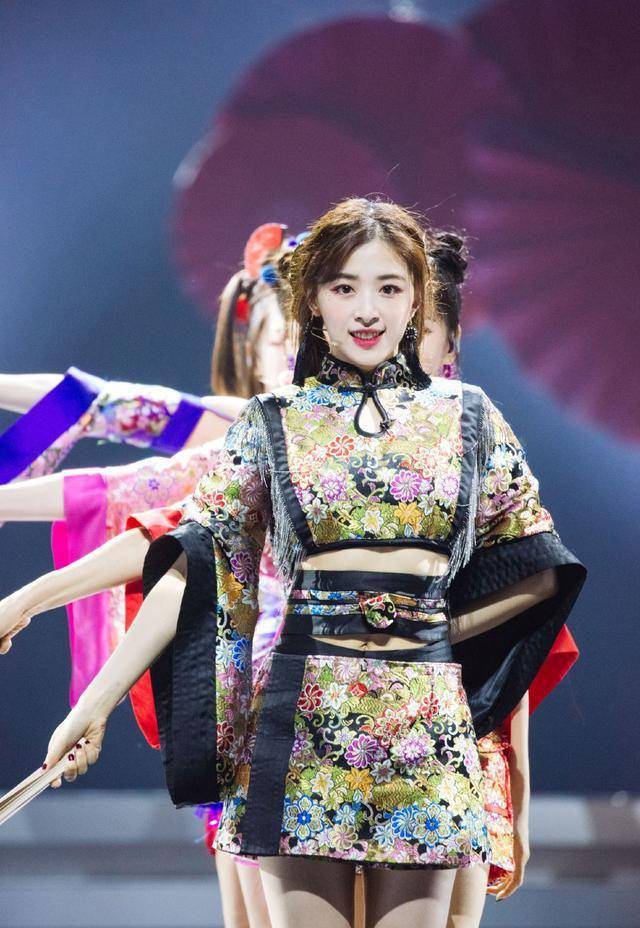 还是16年前的张含韵 穿广袖印花改良旗袍出镜(配麻花辫太甜了)_娱乐