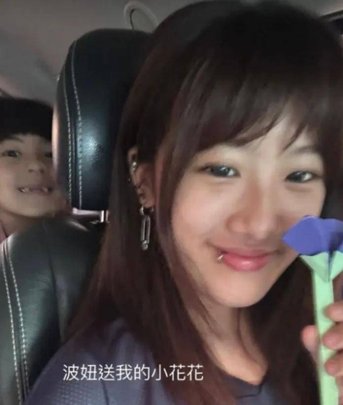 贾静雯大女儿近照曝光,行为出格被指内心空虚,父母离婚影响大