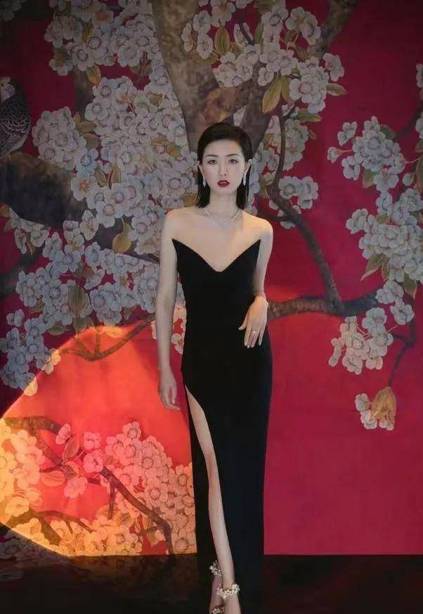 42岁的万茜真大胆,穿深v,让陈坤"假戏真做",老公至今成迷