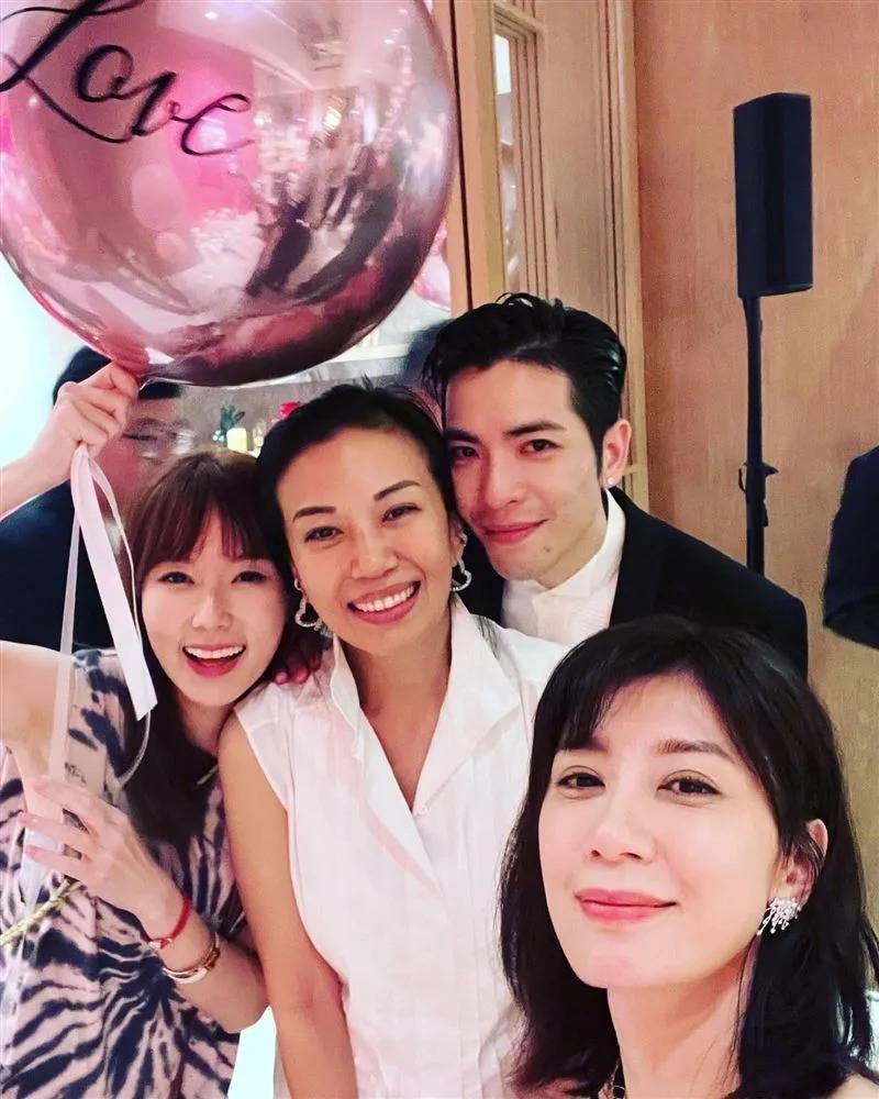 不够成熟才把她当作唯一,因此还劝萧敬腾多去外面认识新朋友,而萧敬腾