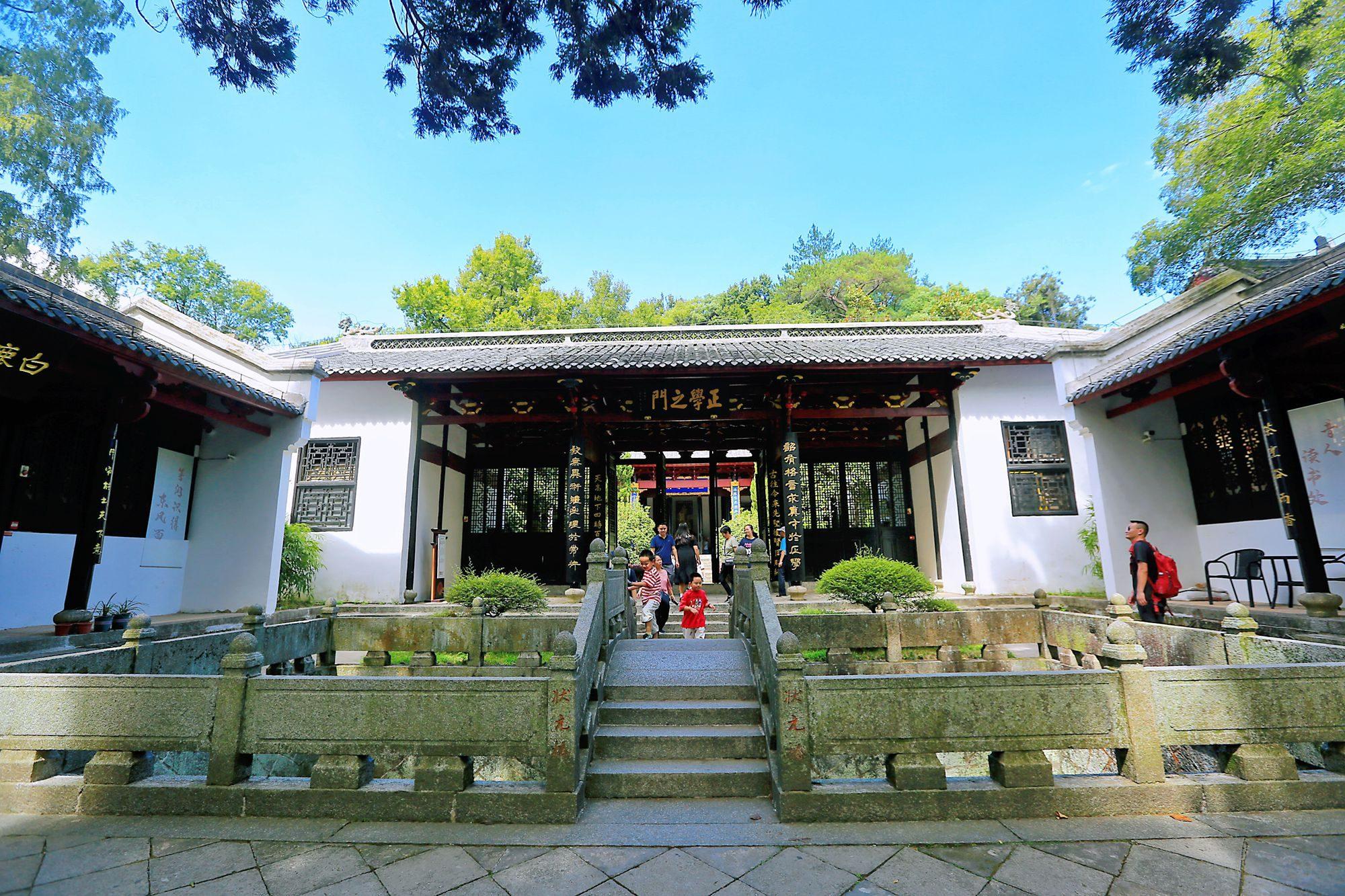 白鹿洞书院分五个院落,分别是先贤书院,棂星门院,白鹿洞书院,紫阳书院