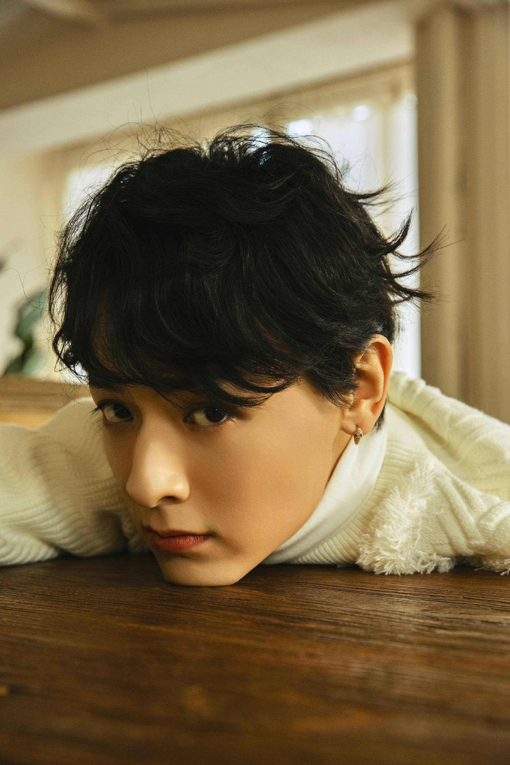 小兰花娱乐旗下演员白澍春日慵懒风写真释出,尽现邻家大男孩气质