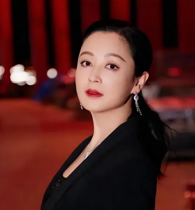 好家伙,49岁蒋勤勤和55岁陈红相比,演员和夫人的差距一目了然