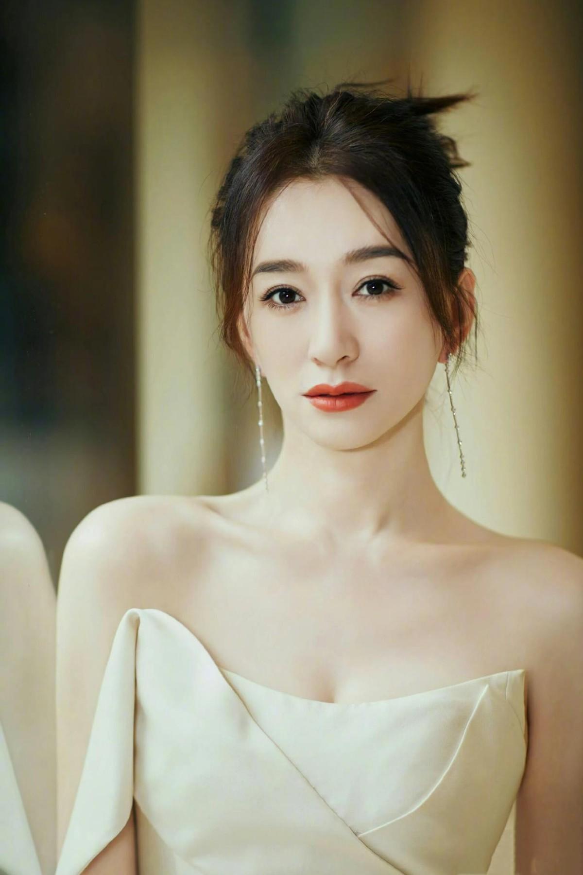 被北京美女"李小冉"惊艳到!穿抹胸裙变"水蜜桃",性感又迷人