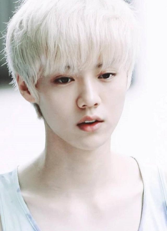 其实刚出道时候的鹿晗妆面就有点偏向女性化, 只不过当时的鹿晗还年轻