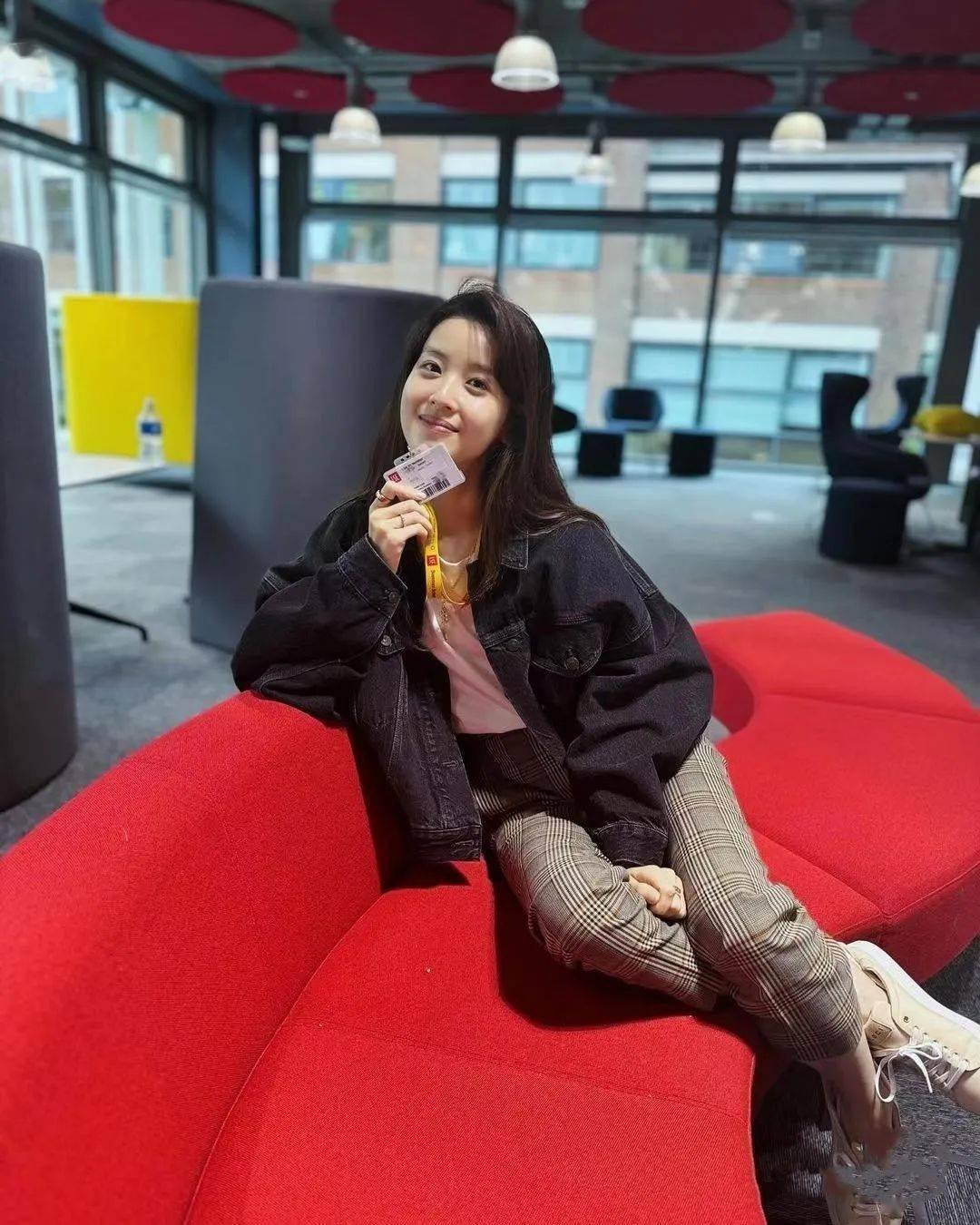 在温网偶遇章泽天,自然光线下连素颜都这么清秀干净,就是腿细到膝盖骨