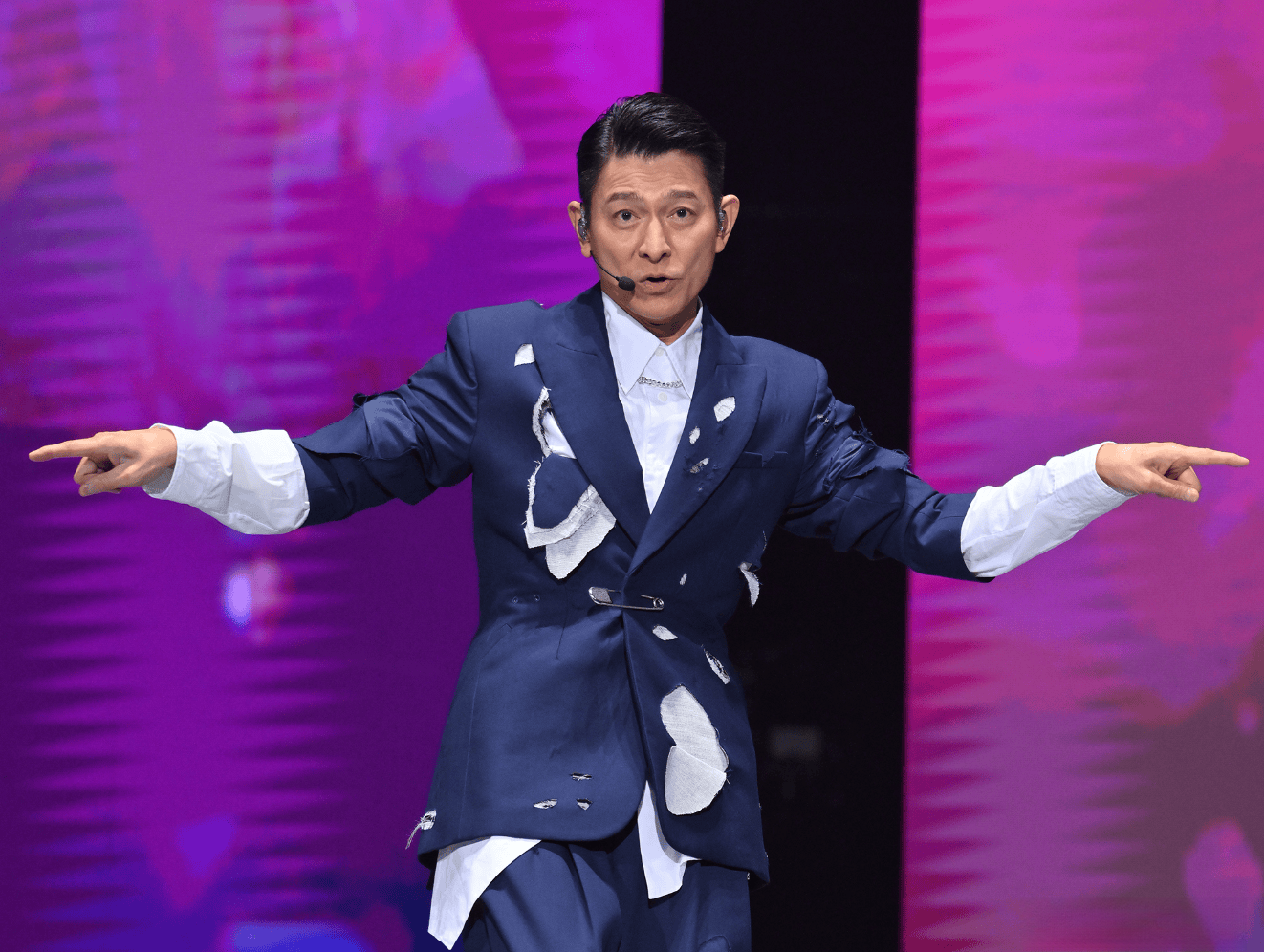 刘德华为演唱会道歉!坦言偶像烦恼,自曝现在只剩下帅了
