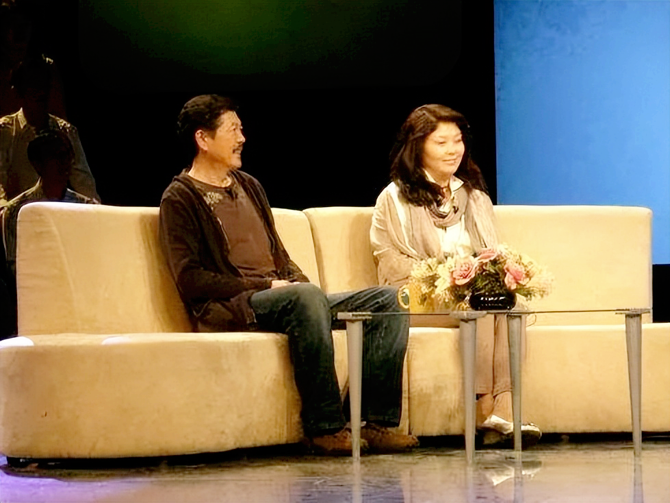 当时罗京民很穷,在北京住出租屋,出门挤公共汽车或地铁.