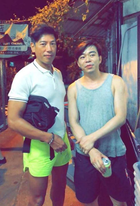 还记得当年痞气"乌鸦哥"么?如今59岁的他已须发皆白变和蔼大叔