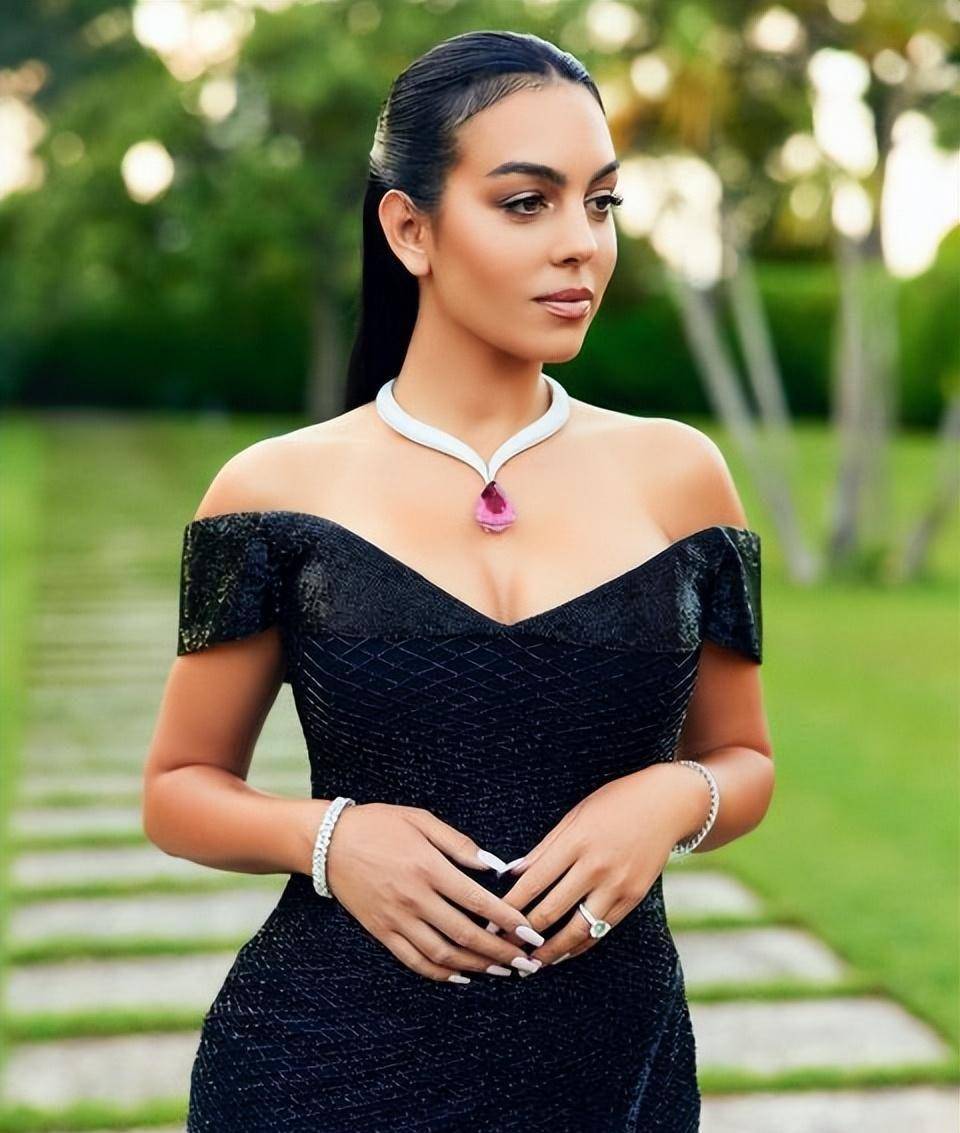 乔治娜穿迷你裤热舞很辣!c罗龙凤胎生日,她穿紧身超短裙抢风头