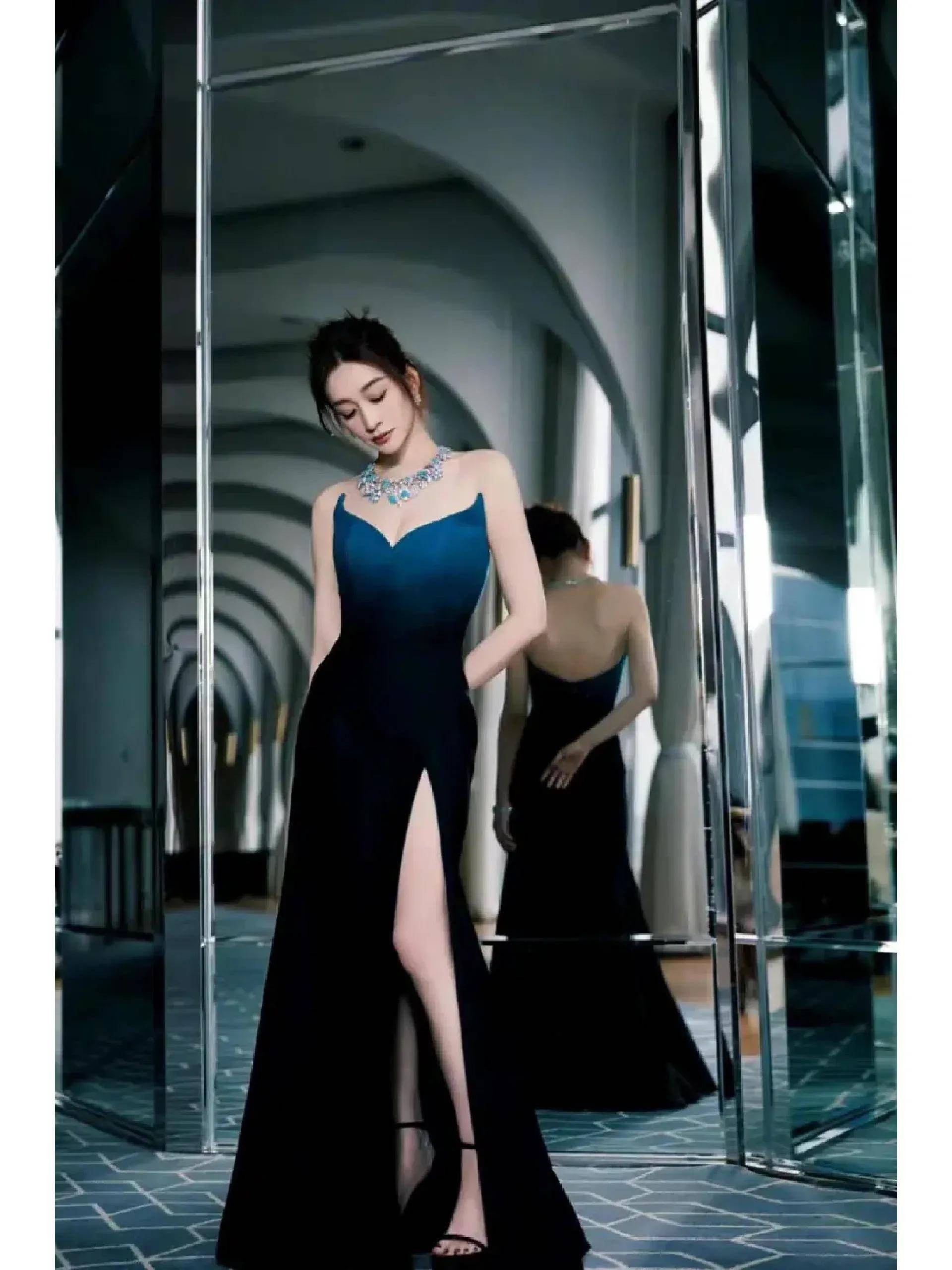 女神李小冉华丽而优雅,如同风姿绰约的花鸟画卷,引人瞩目