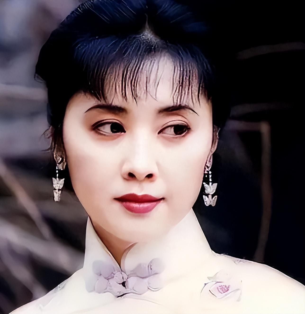 看到71岁朱琳老去的模样,才发现"女儿国国王"美貌名不虚传