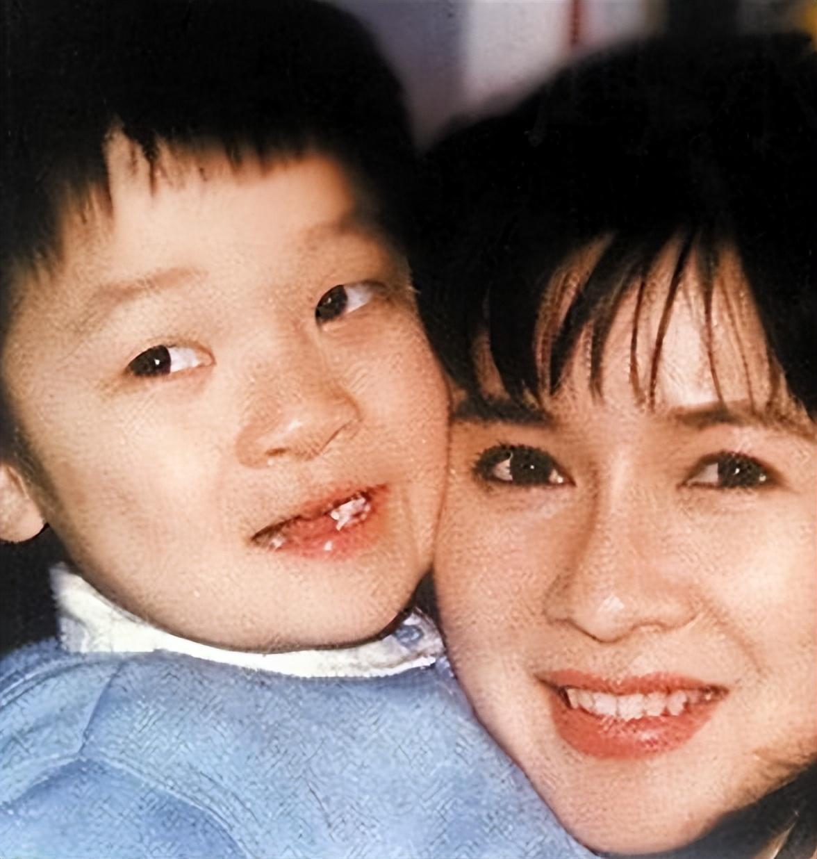 原来他就是蔡明儿子,37岁仍未婚未育,是蔡明的骄傲更是她的心病