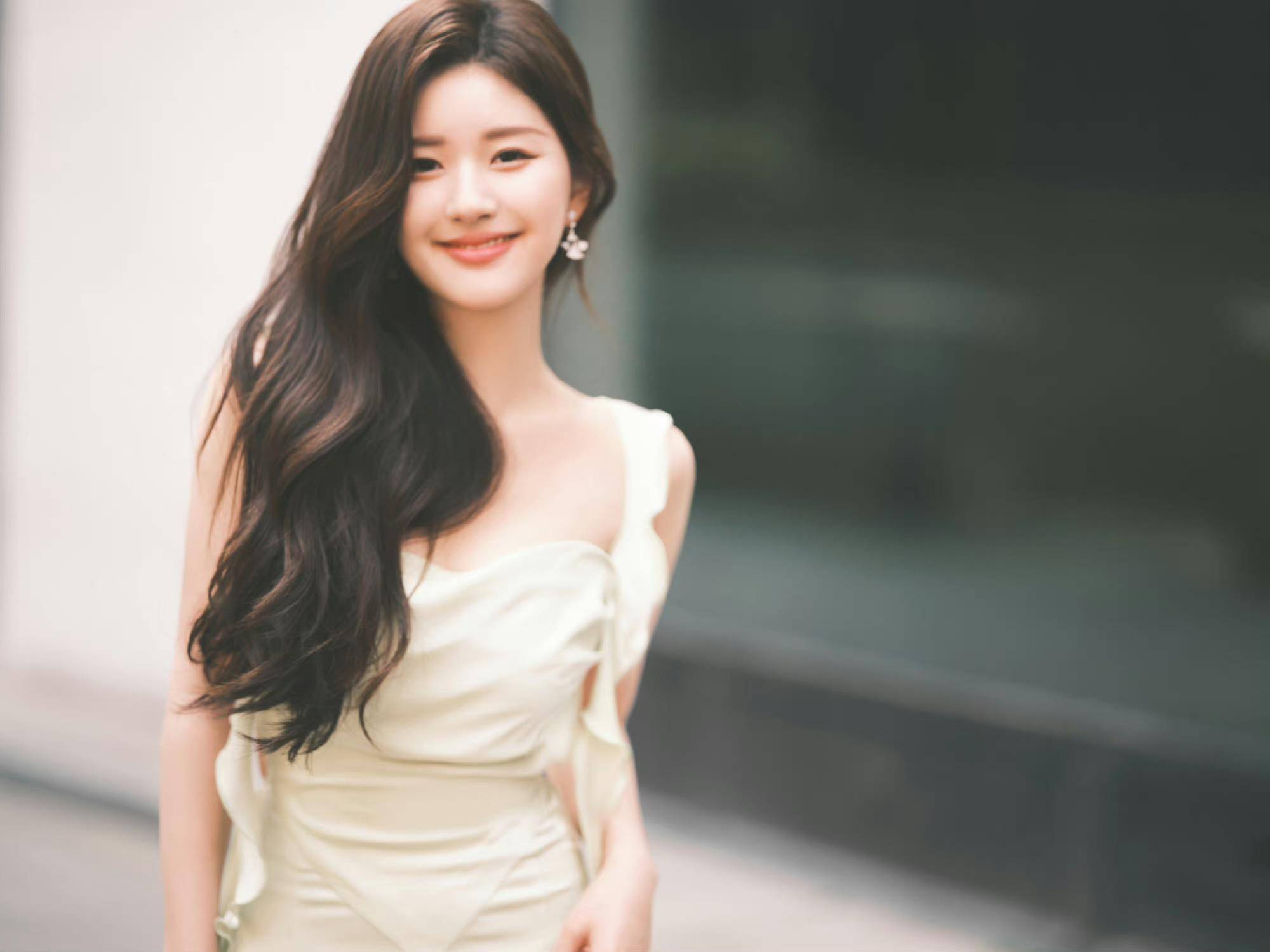 赵露思穿时尚抹身材裙后背全露,吊带滑落险展露,表情惊着急忙救场