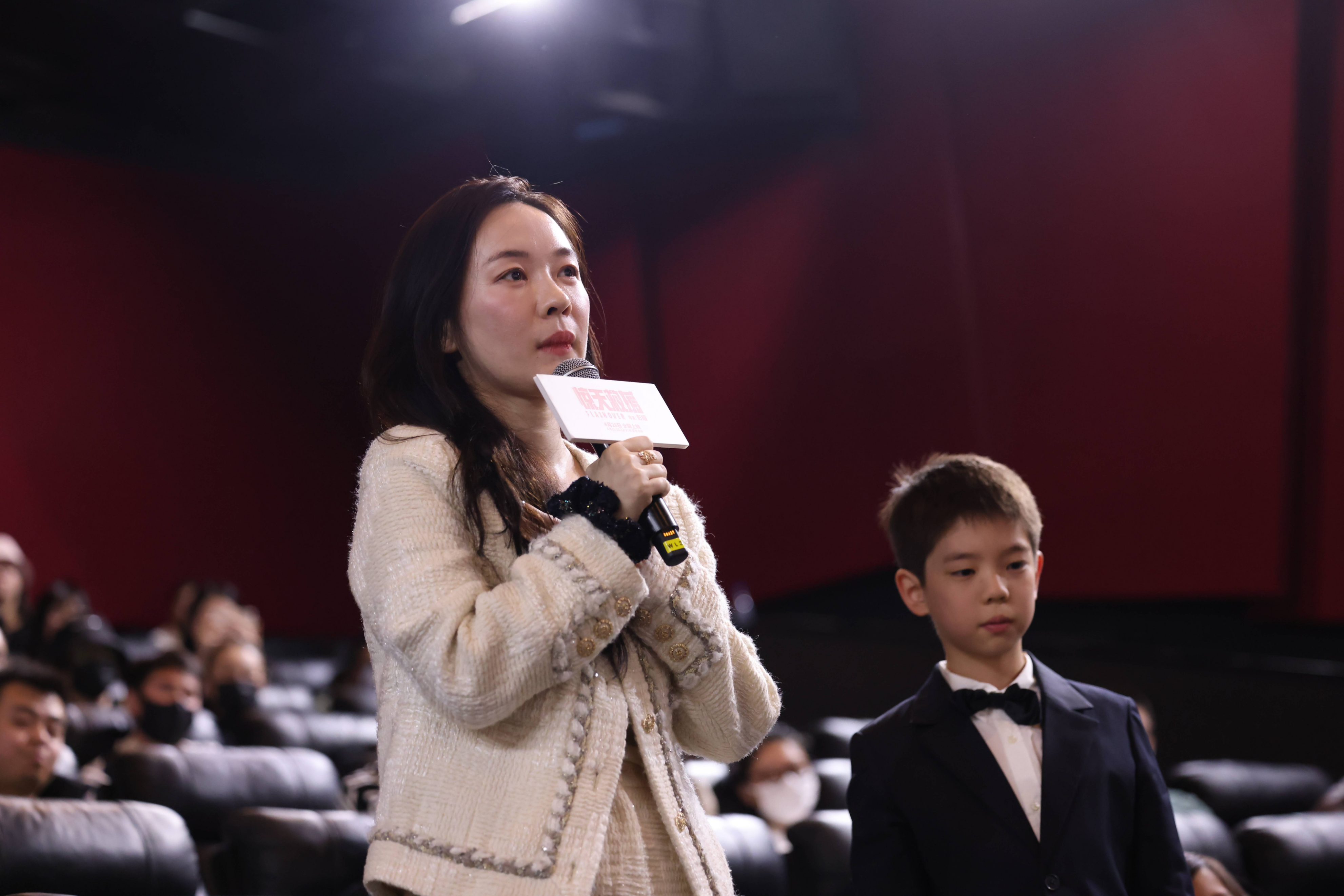 杜江的老婆霍思燕,孩子嗯哼来到现场支持他的电影.