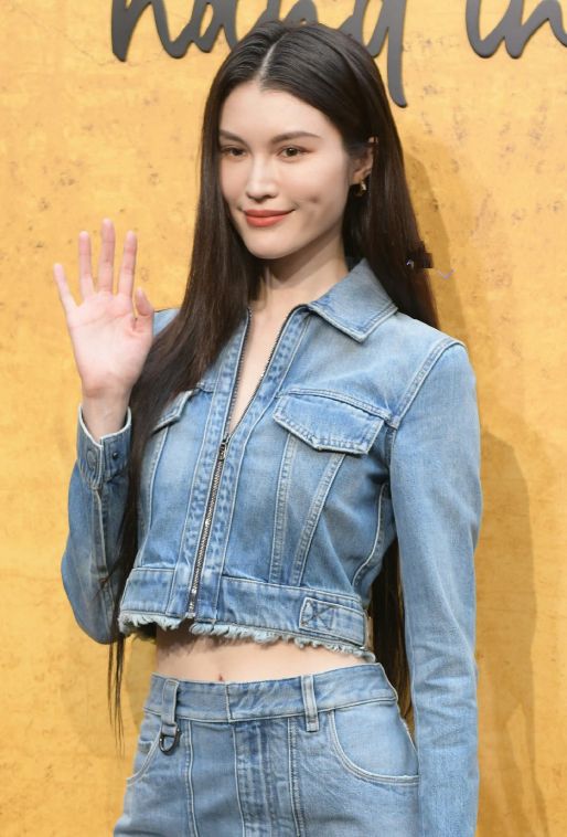 何穗工作室拍的生图,也很有氛围感,给品牌增色不少.