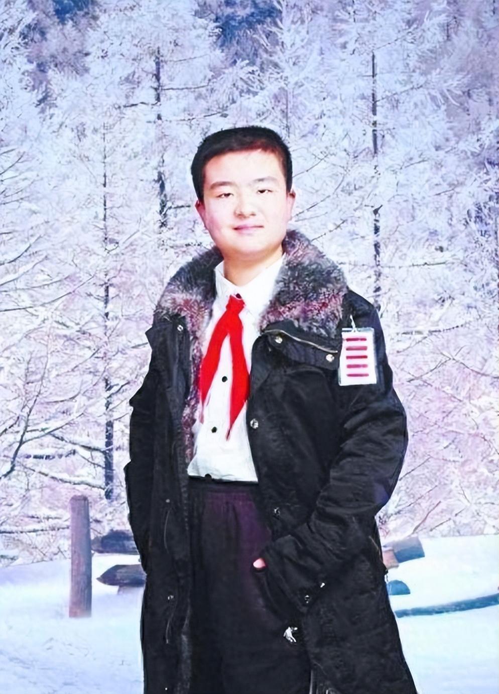 那时黄艺博因为"五道杠"走红网络,身边围满了吹捧他的人,但他真的配得