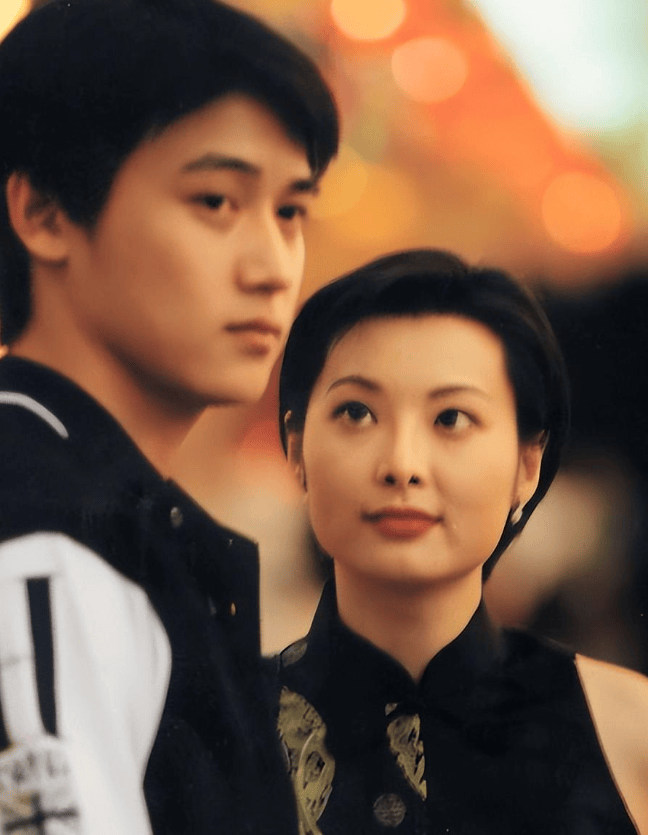 在小区拍到陆毅夫妻,他穿西装成五短身材,鲍蕾素颜就是中年大婶