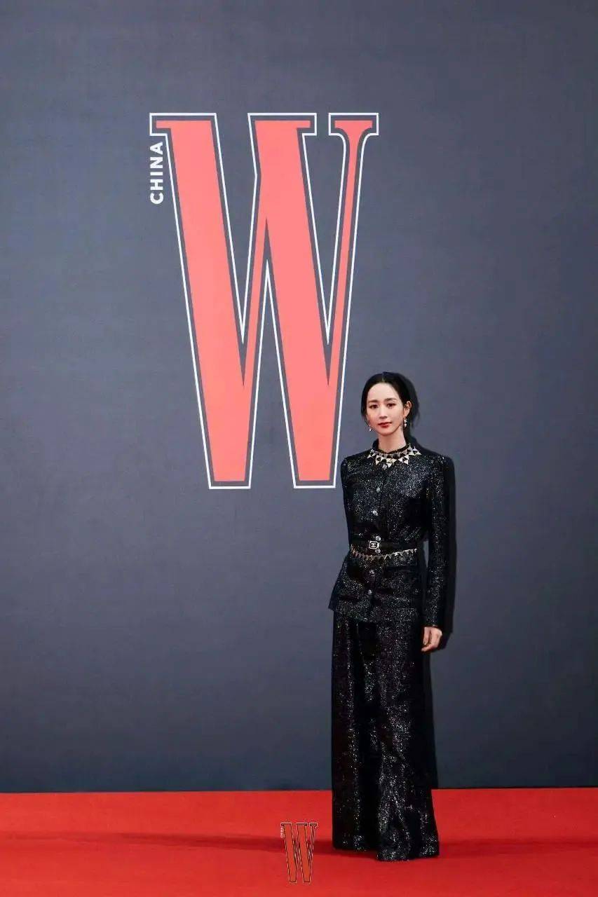 不过这样的造型非常符合张钧甯给人温婉大气的印象,高级很美,最重要的