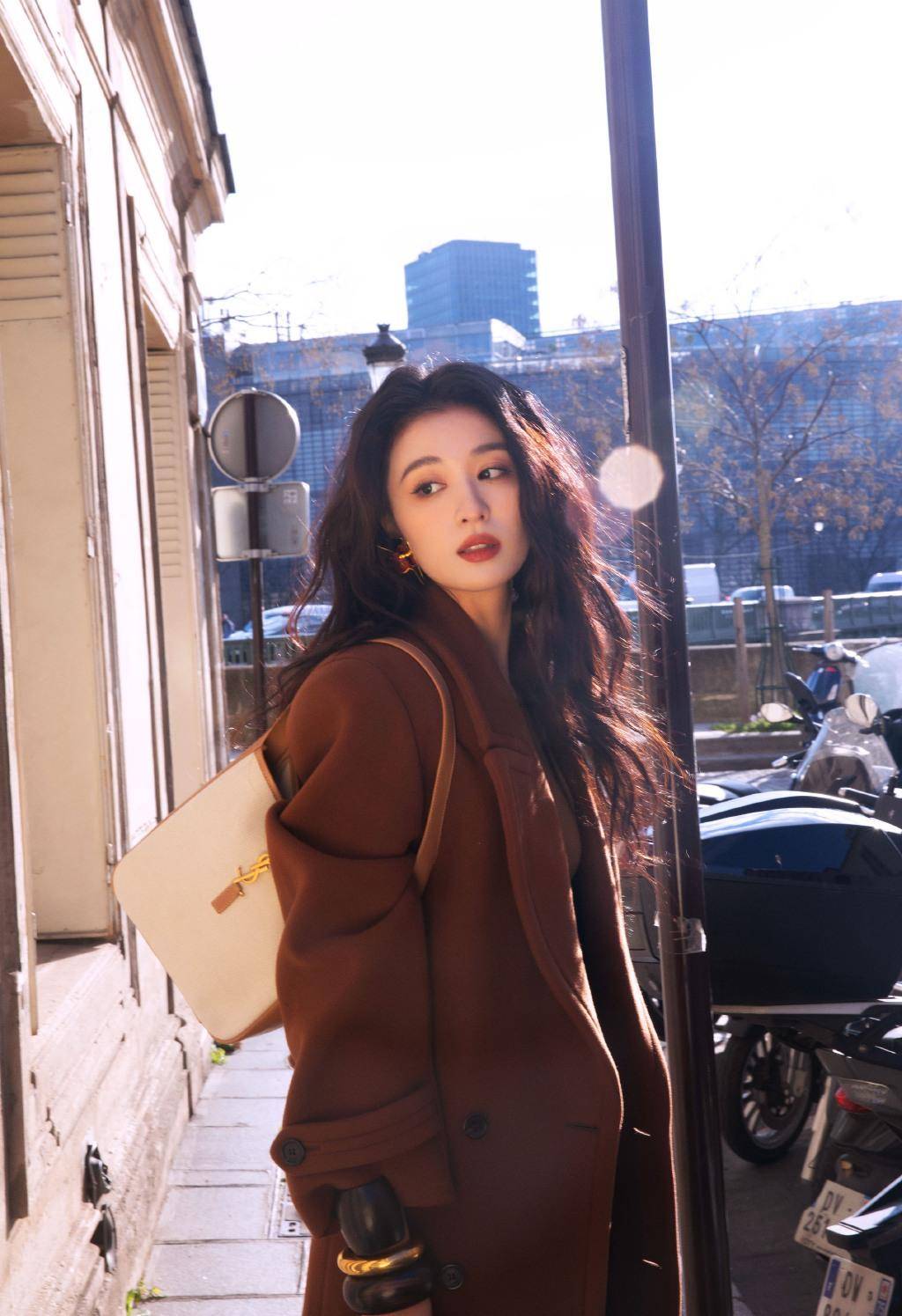 人气女星王楚然身穿褐色大衣内搭黄褐色连衣裤,充满高冷迷人气质