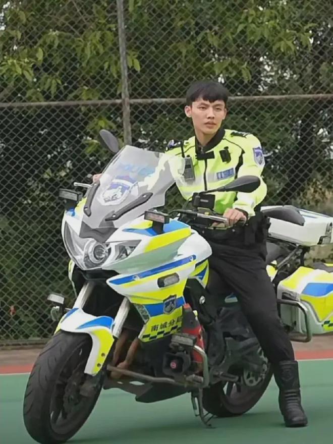 最近,有球迷晒出宏远明星后卫徐杰为东莞铁骑南城分局代言的短视频,在