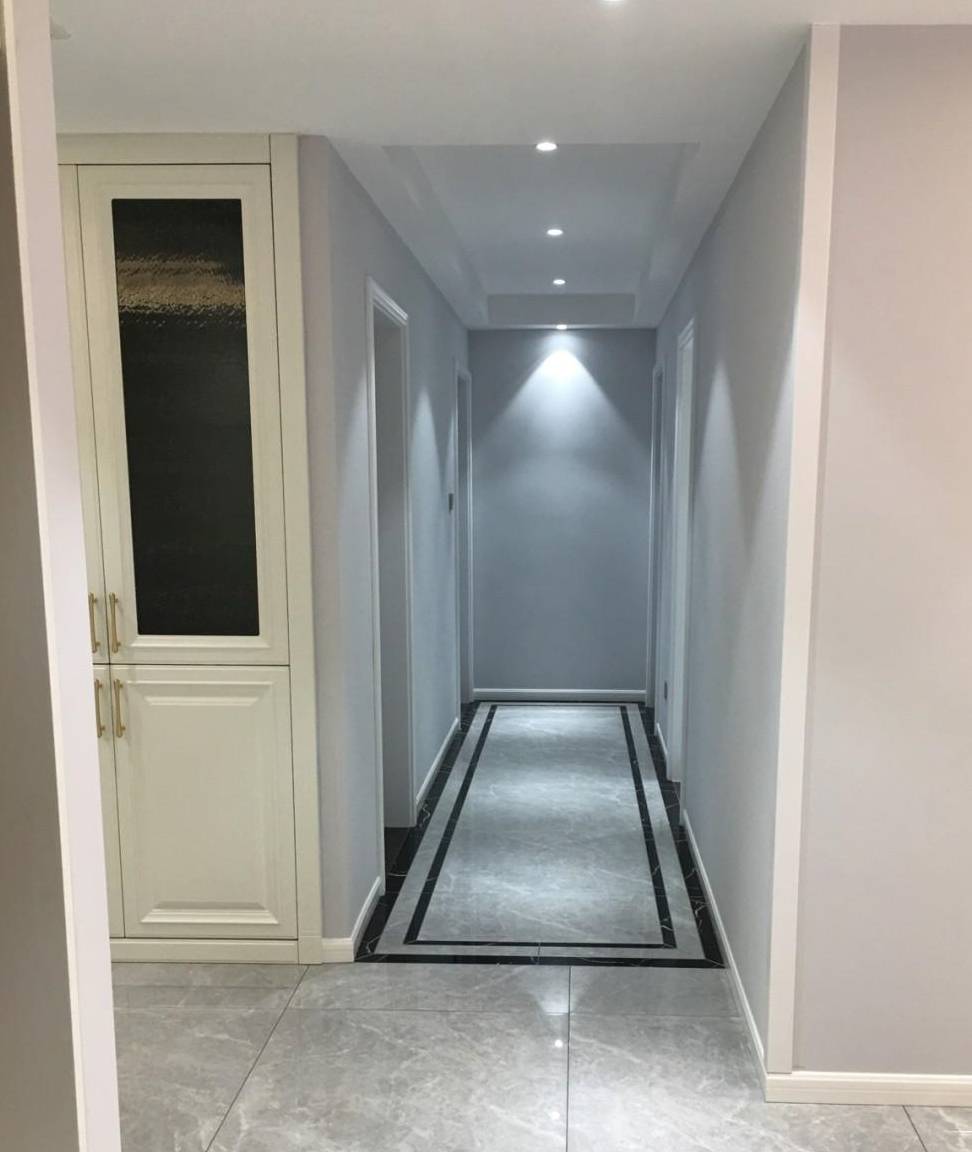 地面做了两圈黑色波导线条,视觉感很强,可以起到一定的装饰效果.