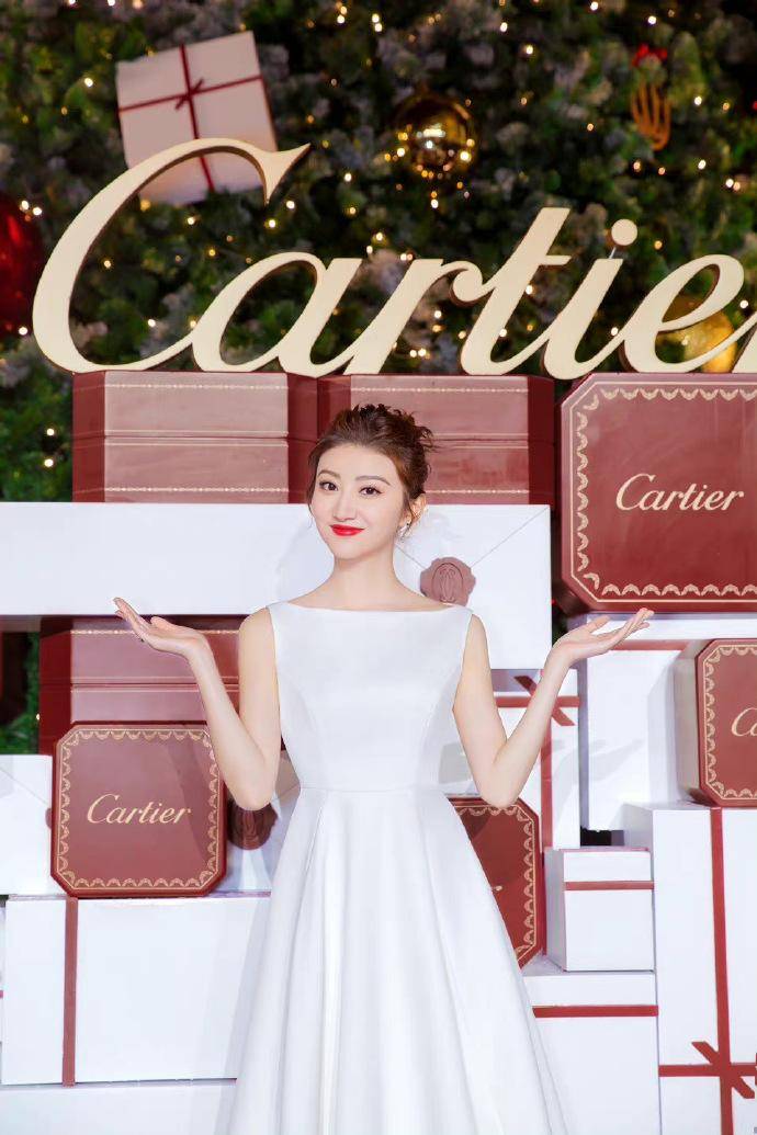 景甜又美出新高度,穿白色连衣裙显白又甜美,白皙肌肤和迷人气质