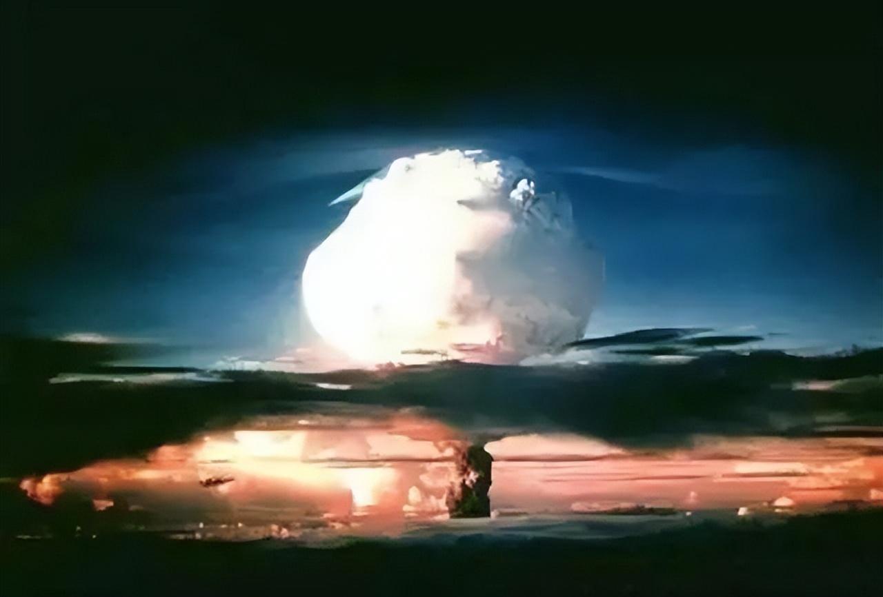1952年11月1日，美国进行首次氢弹试验