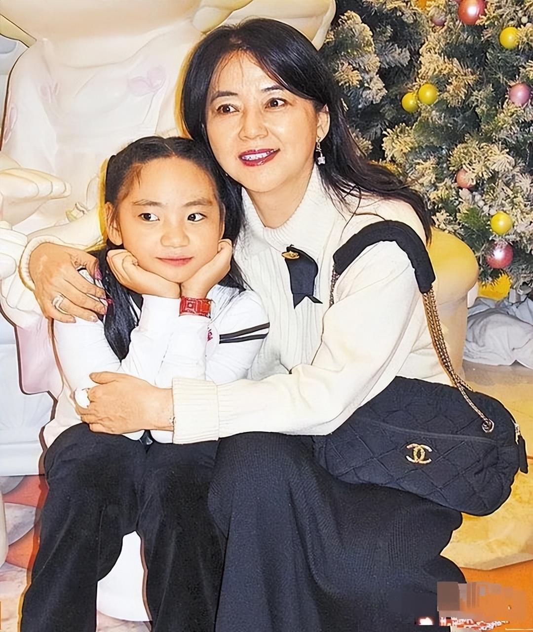 出生在宝岛台湾,年轻时与胡冠珍,胡茵梦合称为"台湾影坛三胡"的胡慧中