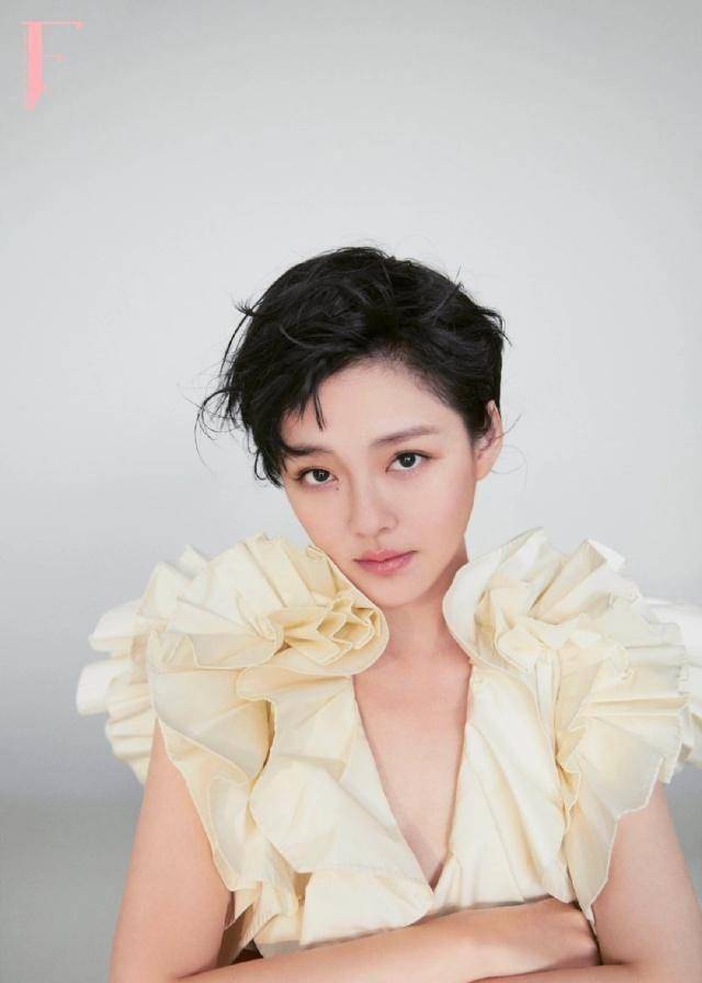 原创43岁大s剪超短发拍大片,表情搞怪俏皮活力,新风格比杉菜还少女