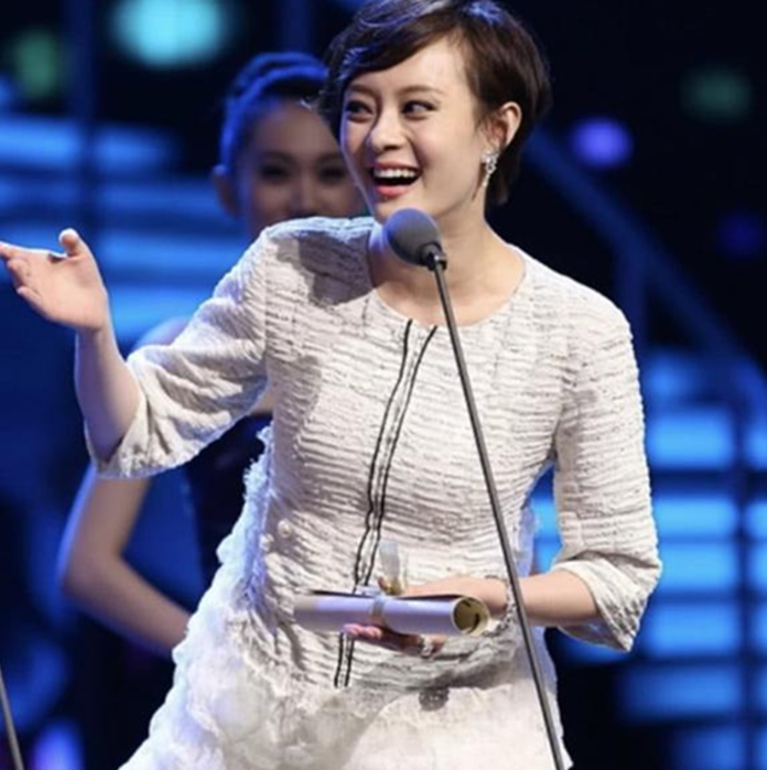 孙俪长发造型现身活动,丝柔长发配吊带裙,简直美回了颜值巅峰!