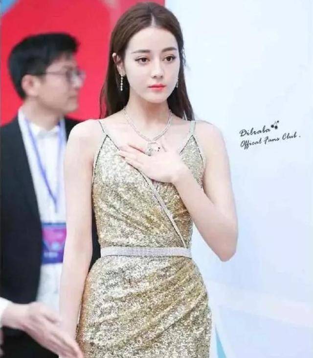 当时弹幕上网友刷的都是迪丽热巴的名字,虽说杨紫,杨幂,乔欣,关晓彤