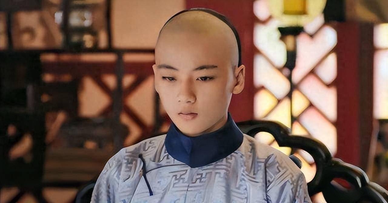 胤褆作为康熙存活下来的首子,在二皇子胤礽诞生之前,生活顺遂,备受