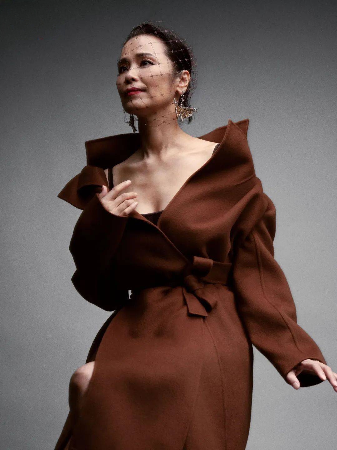 61岁韦唯连登时尚大刊,穿深v秀美腿美背,再现亚洲雄风