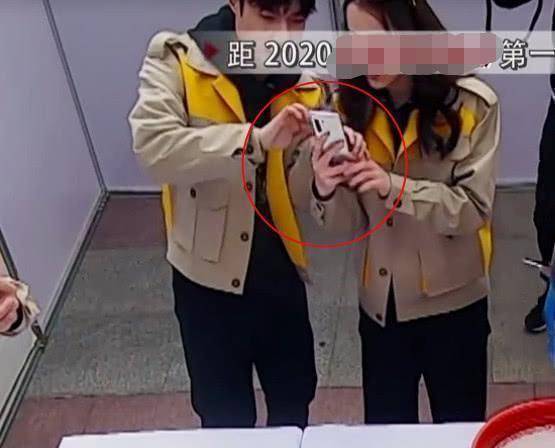 原创张艺兴想抢手机,却无意"握"住热巴的手,两人耳朵瞬间红了