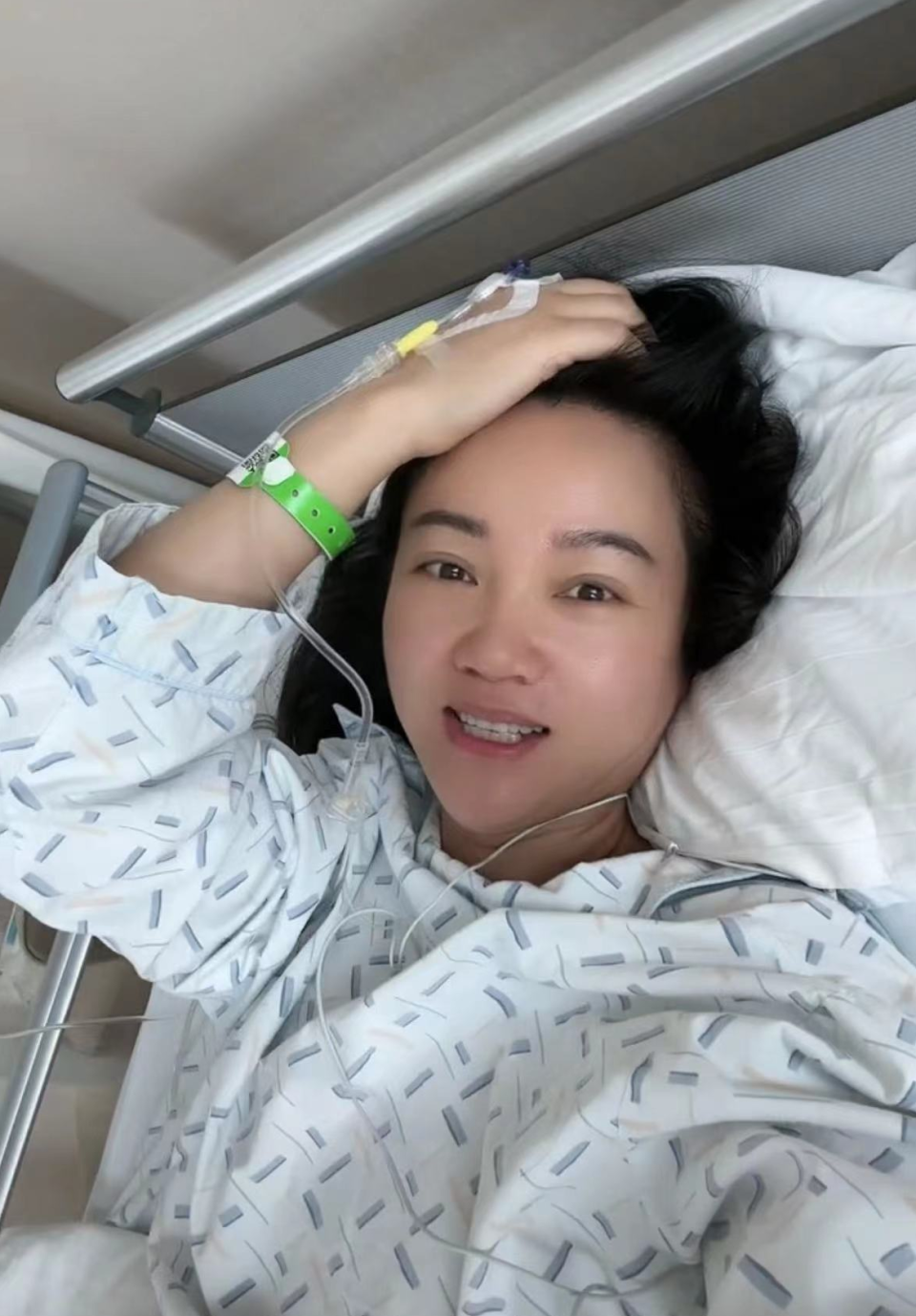 主持人周群身体引担忧!心脏手术刚出院又病倒,面色苍白消瘦憔悴