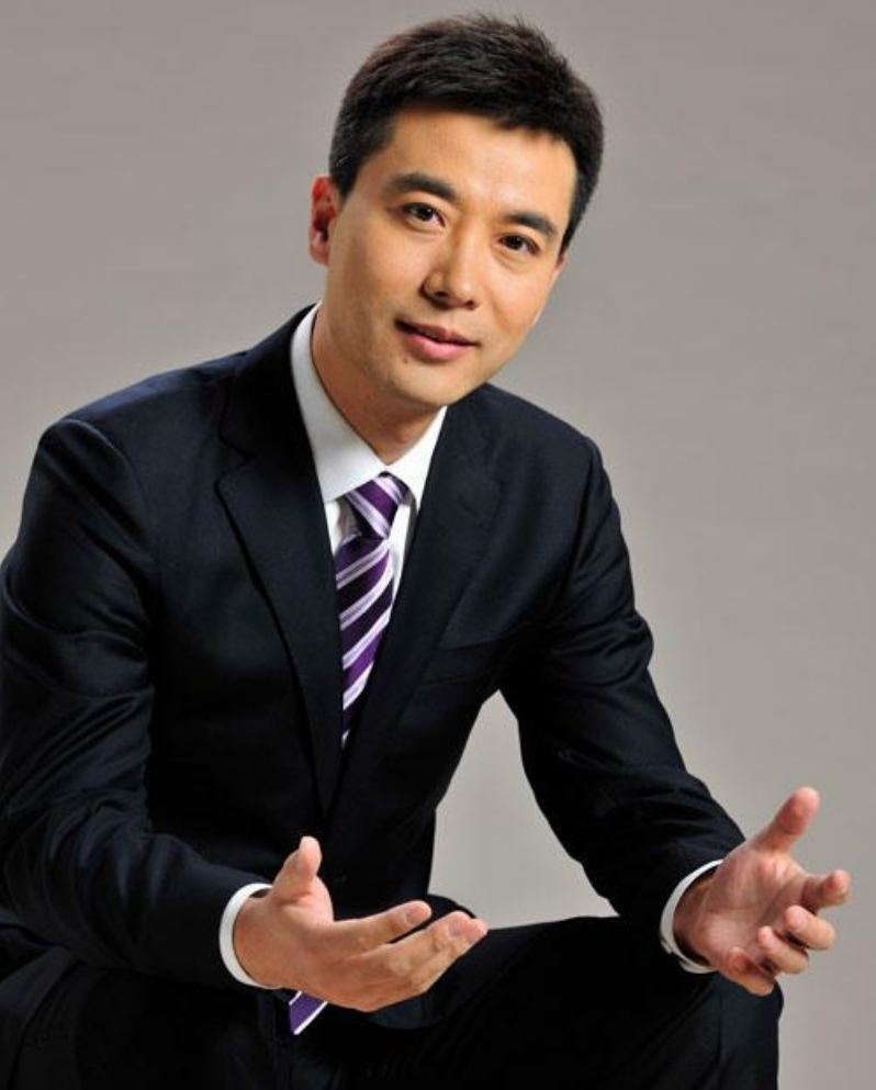 主持人郭志坚:27岁进央视,工作25年零绯闻,妻子身份至今成谜