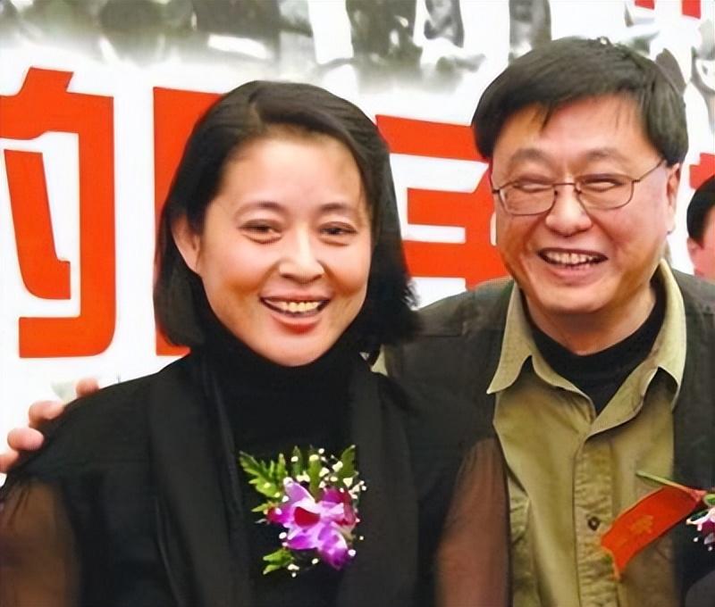 64岁倪萍先后有过4任,再看看现任丈夫,简直就是天差地别