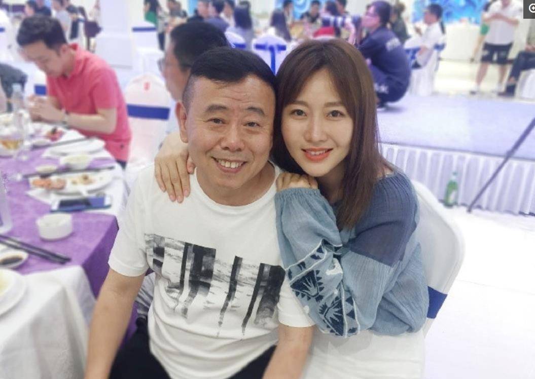 潘长江全家照曝光!65岁他显苍老女子身材丰腴,女儿高颜值不随爹