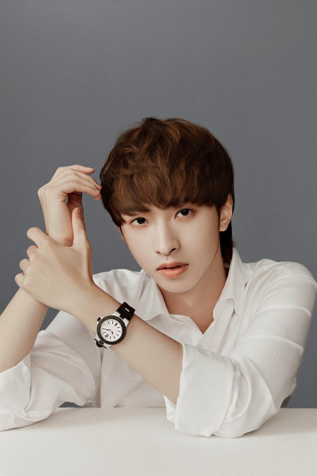 恩利520晒毕业照,与庾澄庆伊能静分开合影,因细节被赞端水大师