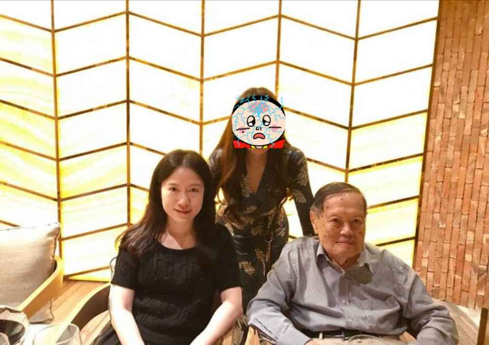 47岁翁帆近照曝光,气质温婉有贵妇范,独自出行终于不故意扮老了