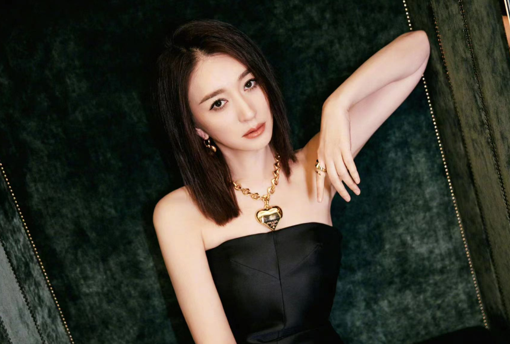 这部剧以女性成长为主线,讲述了李小冉饰演的公司高管在待产,生产